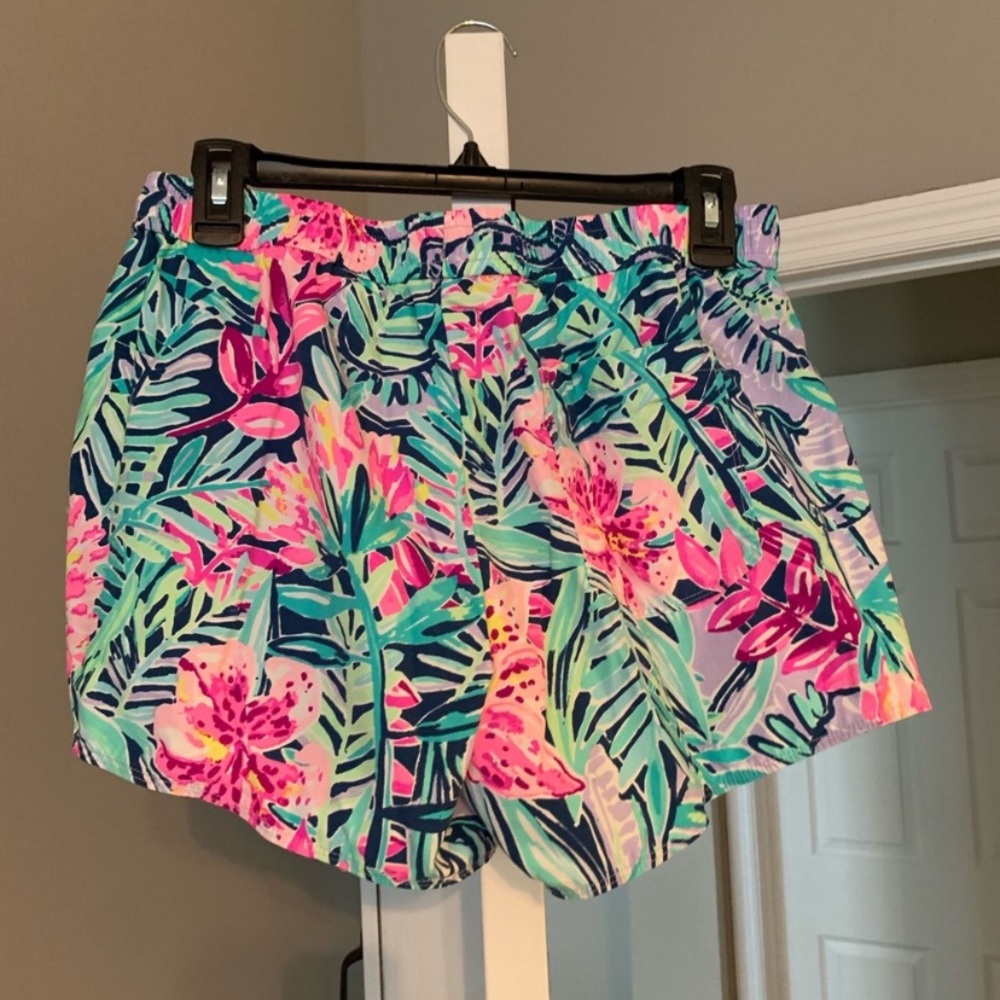 NWOT Lilly Pulitzer Resort Vacation Tropical Lightweight Shorts Pink Purple M - Picture 2 of 4